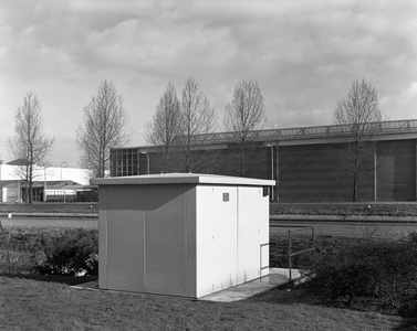 802337 Afbeelding van een transformatorhuisje aan de Kanaalweg te Utrecht; op de achtergrond de Prins Bernhardhal van ...
